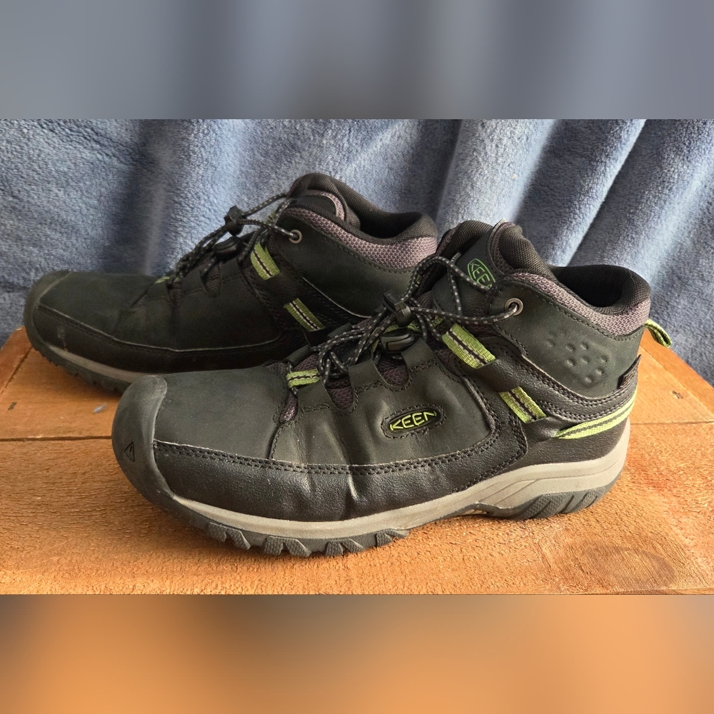 KEEN Black and Olive Boots